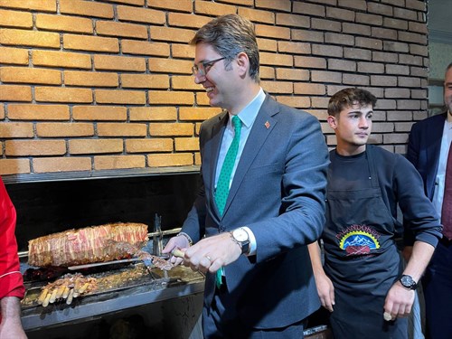 Kaymakamımız Sn. Murat KARALOĞLU Palandöken Cağ Kebap İşletmesinin İlçemizdeki Şubesinin Açılışını Gerçekleştirdi;